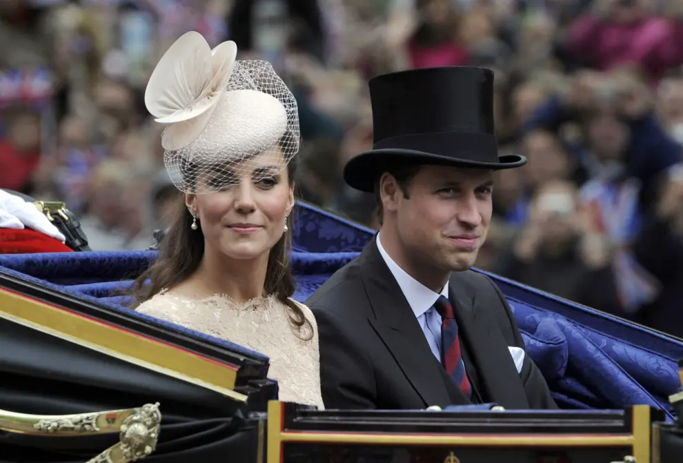 El Príncipe William de Gran Bretaña y Kate, Duquesa de Cambridge, pasan por The Mall como parte de una celebración del Jubileo de Diamante de cuatro días para conmemorar el 60 aniversario de la Reina Isabel
