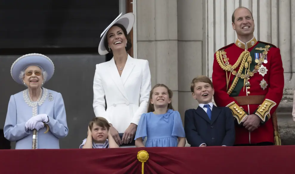 La reina Isabel II, el príncipe Luis, Kate, la duquesa de Cambridge, la princesa Charlotte, el príncipe George y el príncipe William se reúnen en el balcón del Palacio de Buckingham, Londres, el jueves 2 de junio de 2022 mientras observan el paso de un avión de la Royal Air Force.
