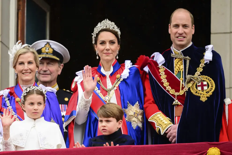 ate, Princesa de Gales, en el centro, saluda desde el balcón del Palacio de Buckingham con el Príncipe William, a la derecha, la Princesa Charlotte, abajo a la izquierda, y el Príncipe Louis, abajo en el centro, durante la coronación del rey británico Carlos III
