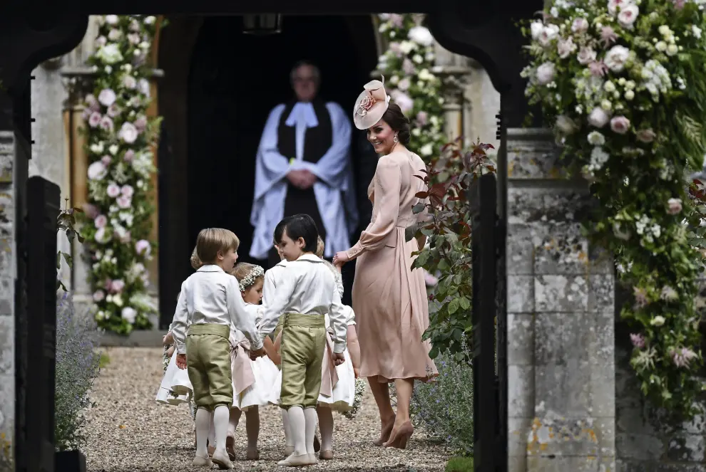 La británica Catherine, duquesa de Cambridge, a la derecha, camina con las damas de honor y los pajes cuando llegan a la boda de su hermana Pippa Middleton con James Matthews
