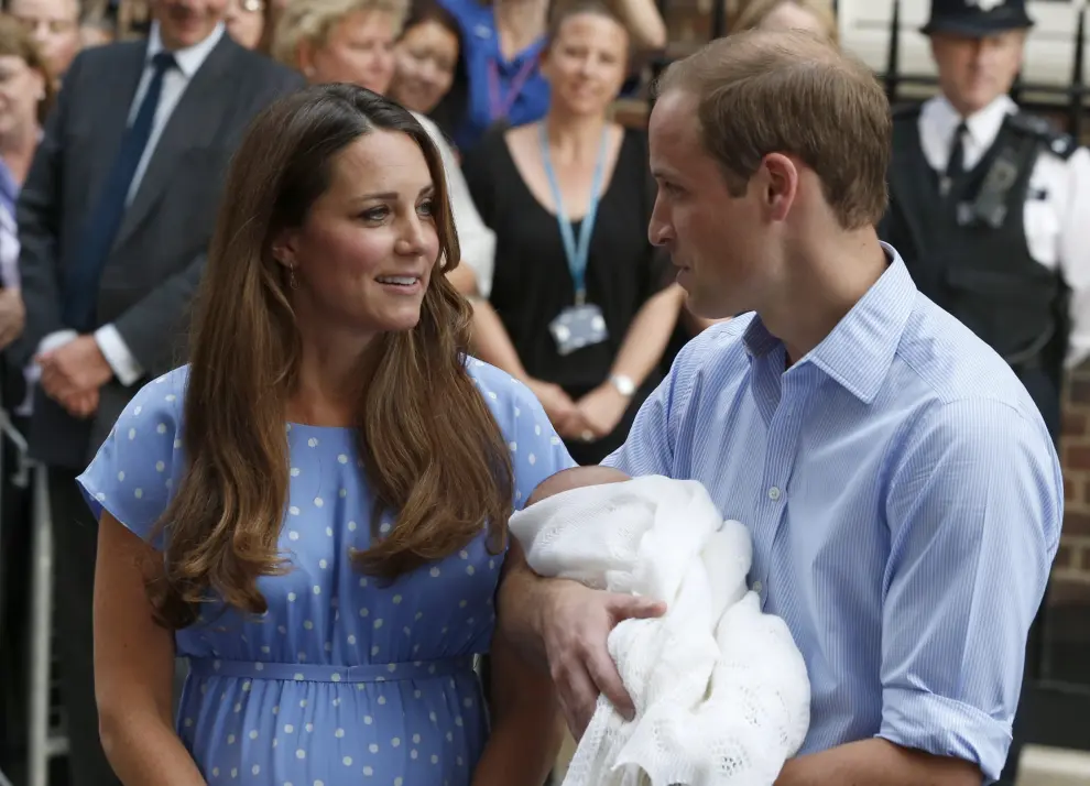 El príncipe británico William y Kate, duquesa de Cambridge, sostienen al Príncipe de Cambridge