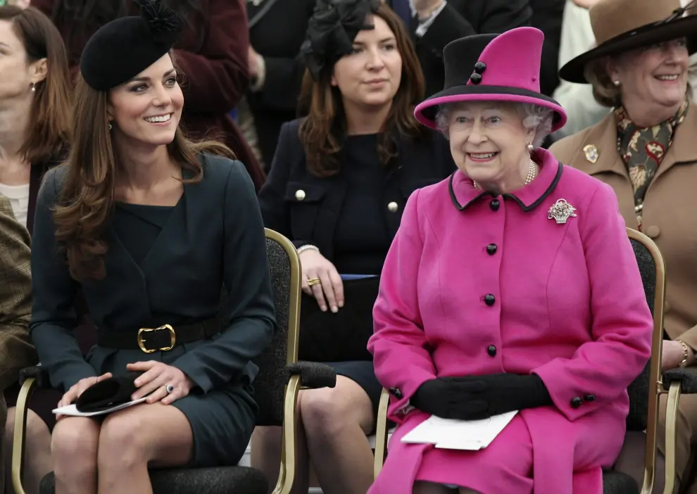 La reina Isabel II de Gran Bretaña, derecha, y Catalina, duquesa de Cambridge, miran un desfile de moda en la Universidad De Montfort en Leicester, Inglaterra