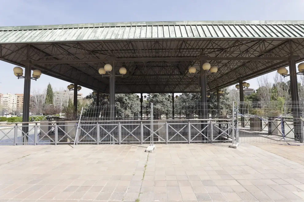 Estado del Quiosco de la Música en el parque de la Aljafería.
