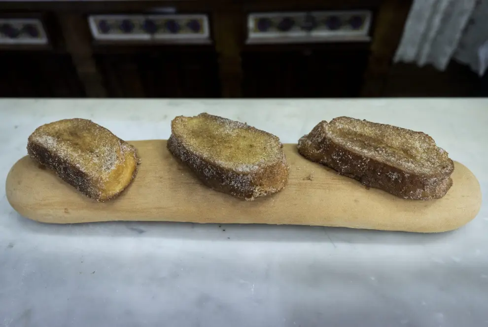 Torrijas de la confitería Fantoba, de Zaragoza, sobre el pan especial con el que se elaboran.