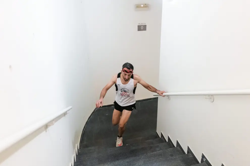 Bomberos intentan batir en la Torre del Agua de Zaragoza el récord Guinness de distancia vertical recorrida en 24 horas