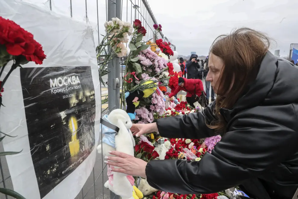 Homenajes a las víctimas del atentado, que ya ascienden a 143.