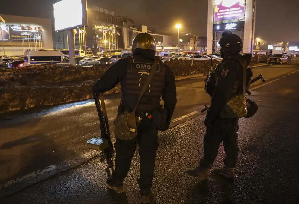 Imágenes de los momentos posteriores al atentado del EI en Moscú y de la investigación.
