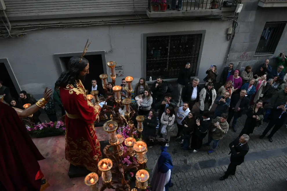 Semana Santa de Zaragoza 2024: salida de la Humildad con dos pasos y costaleros desde el convento de Santa Mónica