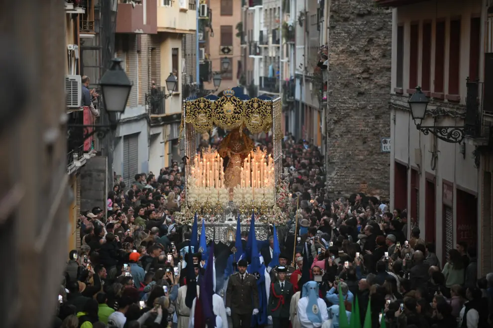 Semana Santa de Zaragoza 2024: salida de la Humildad con dos pasos y costaleros desde el convento de Santa Mónica