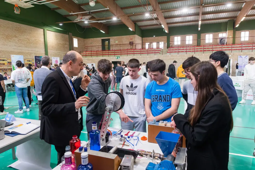 Máxima atención a todas las explicaciones en la exposición de proyectos participantes en el premio Don Bosco en el Polideportivo del colegio Salesiano de Zaragoza.