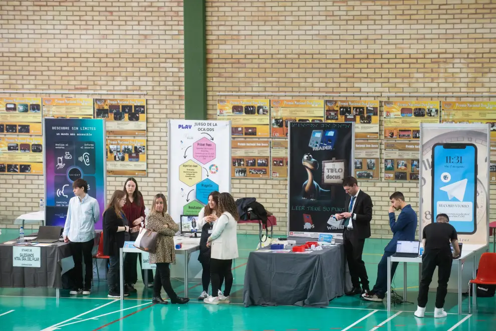 Máxima atención a todas las explicaciones en la exposición de proyectos participantes en el premio Don Bosco en el Polideportivo del colegio Salesiano de Zaragoza.