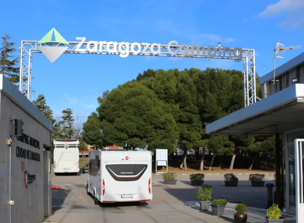 El Zaragoza Camping está situado en el Canal Imperial, entre Montecanal, Rosa del Canal y Valdefierro.