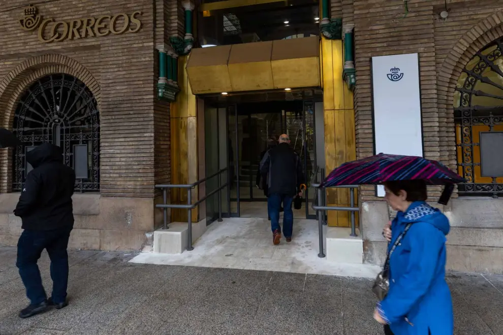 Fotos de la reapertura de la entrada de Correos en Zaragoza