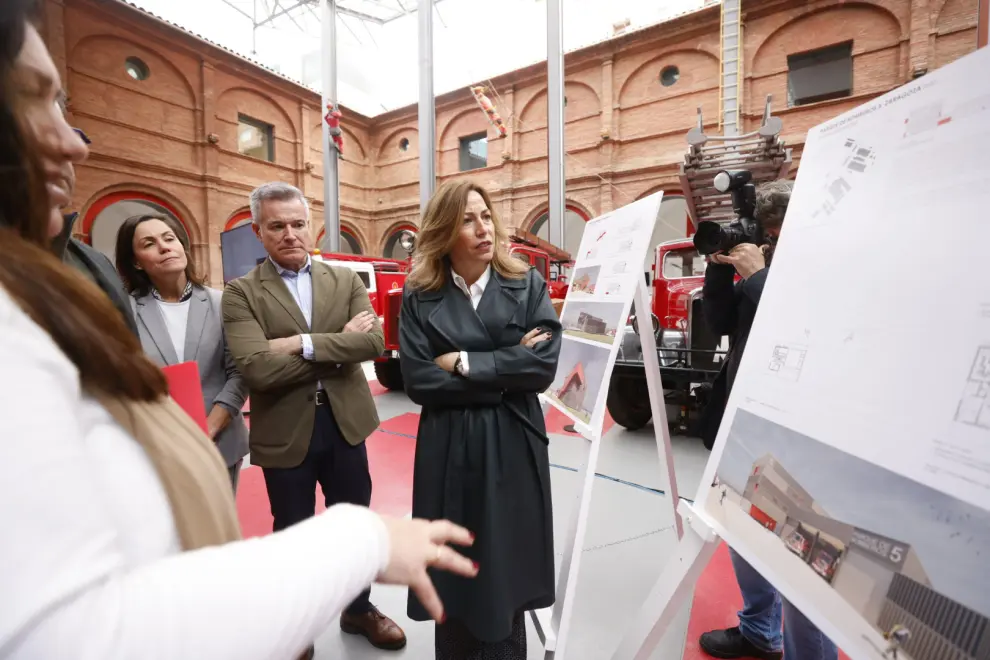 La alcaldesa de Zaragoza, Natalia Chueca, en su visita al Museo del Fuego para la presentación del nuevo parque.