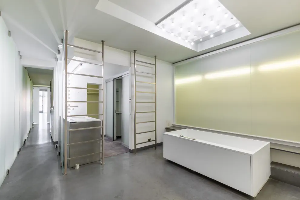 Interior del apartamento-estudio subastado del diseñador de moda Karl Lagerfeld en París.