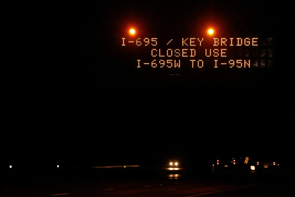 Highway signs direct drivers to a detour for Francis Scott Key Bridge following the bridges collapse, in Baltimore, Maryland, U.S., March 26, 2024. REUTERS/Julia Nikhinson [[[REUTERS VOCENTO]]]