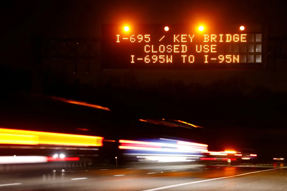 Highway signs direct drivers to a detour for Francis Scott Key Bridge following the bridges collapse, in Baltimore, Maryland, U.S., March 26, 2024. REUTERS/Julia Nikhinson [[[REUTERS VOCENTO]]]