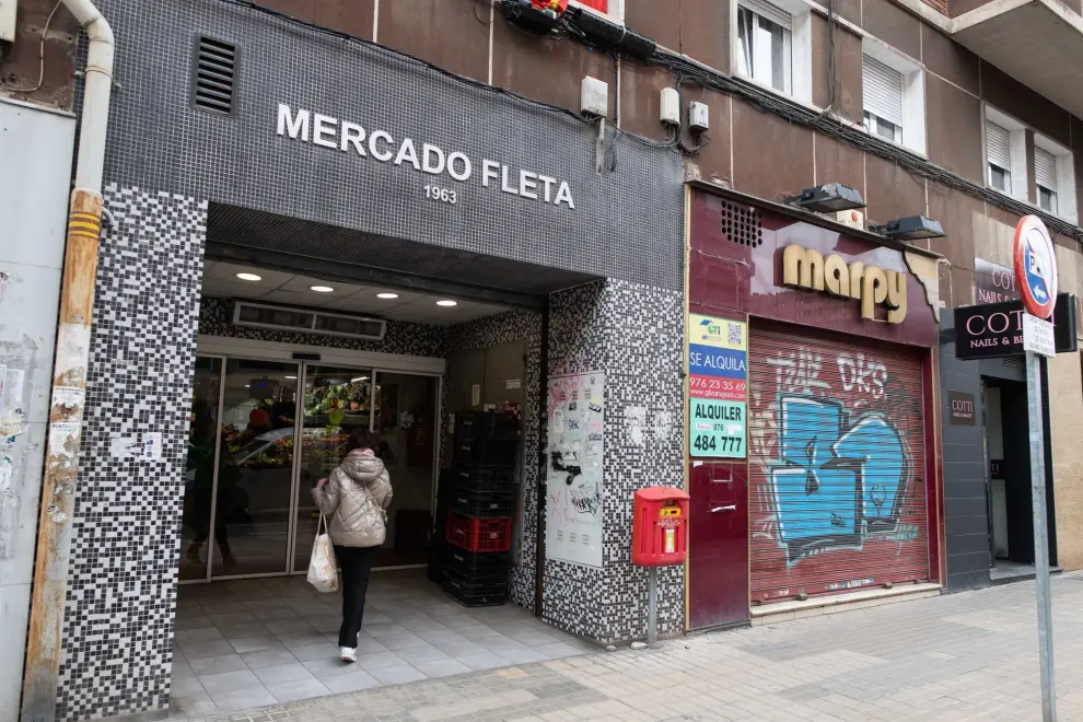 Actividad comercial en la avenida Tenor Fleta de Zaragoza.