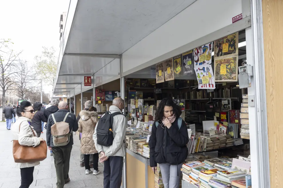 La XVIII edición de la Feria del Libro Viejo y Antiguo de Zaragoza ya ofrece sus tesoros al paseante en la plaza de Aragón.