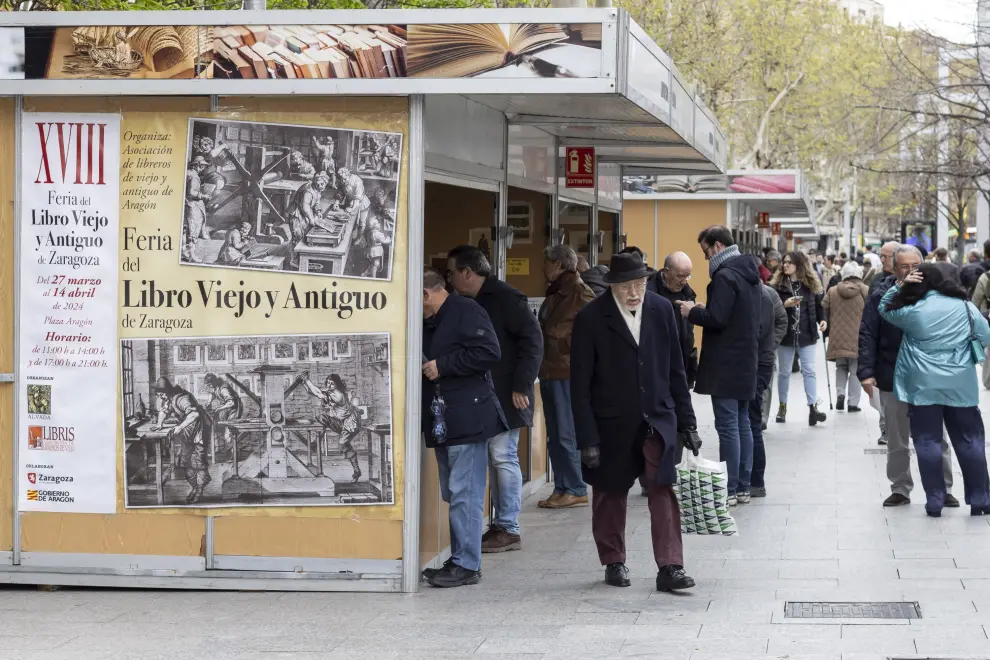 La XVIII edición de la Feria del Libro Viejo y Antiguo de Zaragoza ya ofrece sus tesoros al paseante en la plaza de Aragón.