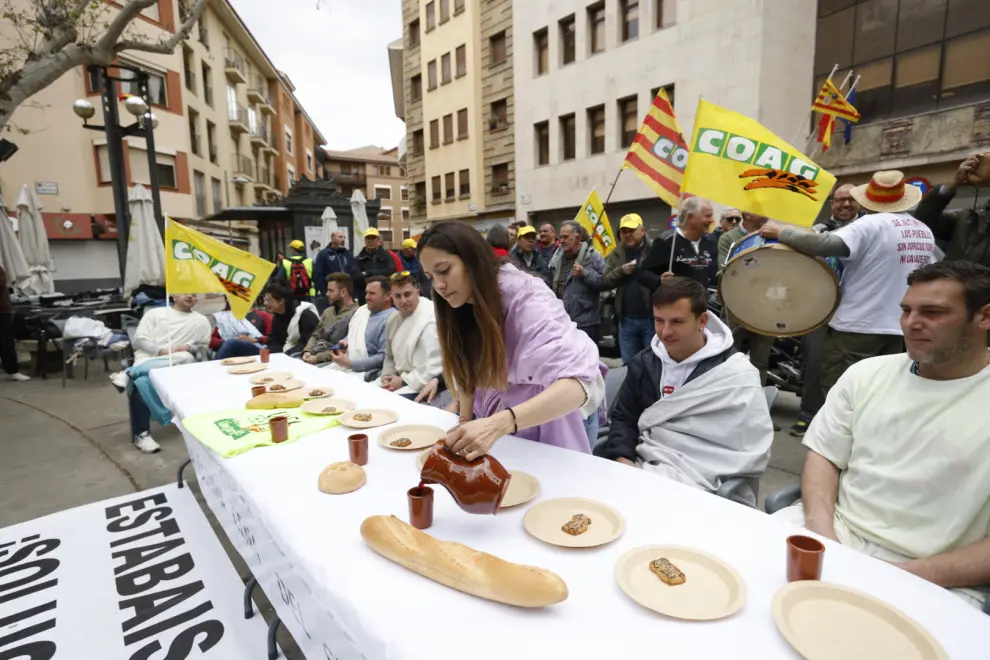 Concentración de agricultores ante la consejería de Agricultura en Zaragoza.