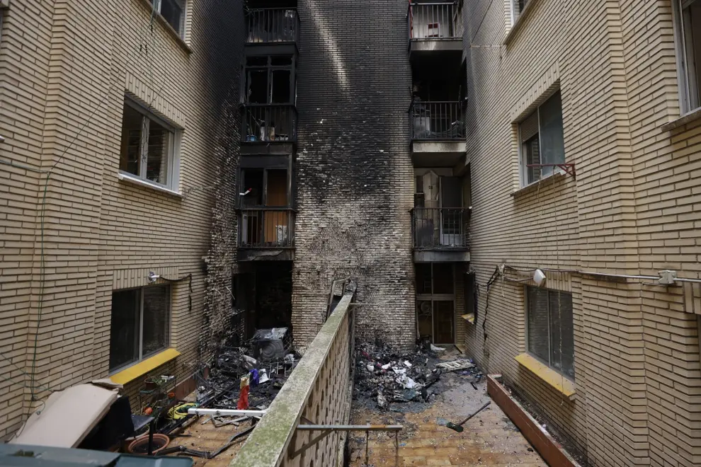 Incendio en el patio interior de una vivienda en el Actur de Zaragoza
