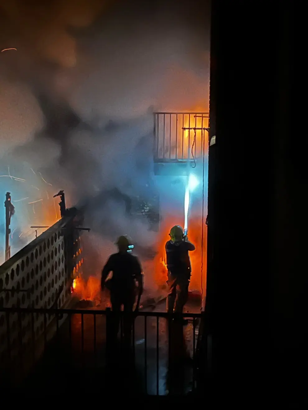 Las llamas han comenzado en torno a las 5.30 en una terraza interior, tal y como han informado los Bomberos de Zaragoza.