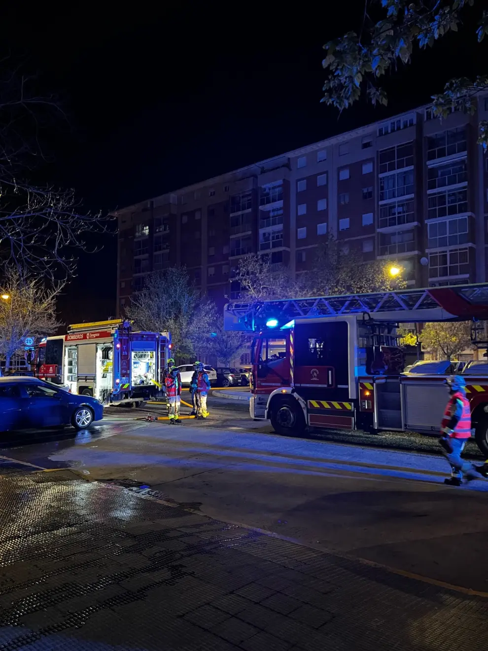 Las llamas han comenzado en torno a las 5.30 en una terraza interior, tal y como han informado los Bomberos de Zaragoza.