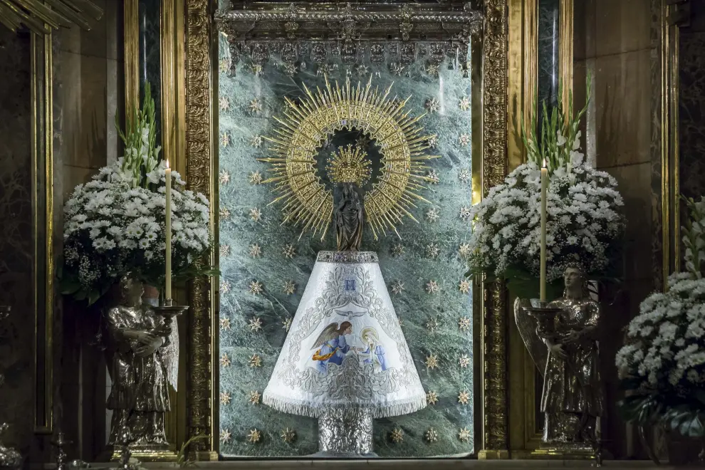 La Virgen del Pilar luce el manto de Heraldo de Aragón