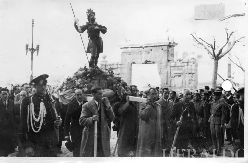 Procesión de Semana Santa en Zaragoza en la década de los 40.