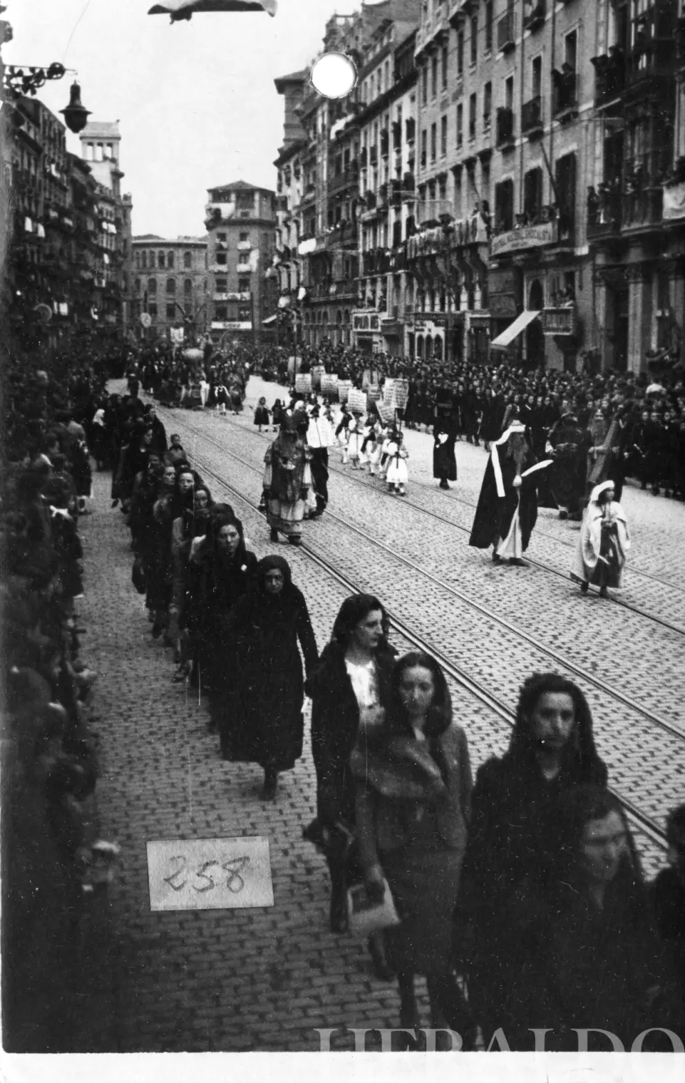 Procesión del Santo Entierro encabezado por las Sibilas en el año 1939
