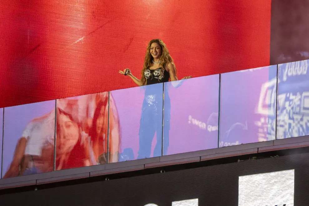 AME2867. NUEVA YORK (ESTADOS UNIDOS), 26/03/2024.- La cantante colombiana Shakira ofrece un concierto gratis este martes en Times Square, Nueva York (EE.UU.). La cantante colombiana Shakira paralizó hoy Times Square donde convocó a miles de personas, en su mayoría jóvenes de diversos países, a un concierto gratuito para presentar su nuevo disco "Las mujeres ya no lloran", que anunció poco antes del evento a través de sus redes sociales. EFE/Ángel Colmenares
