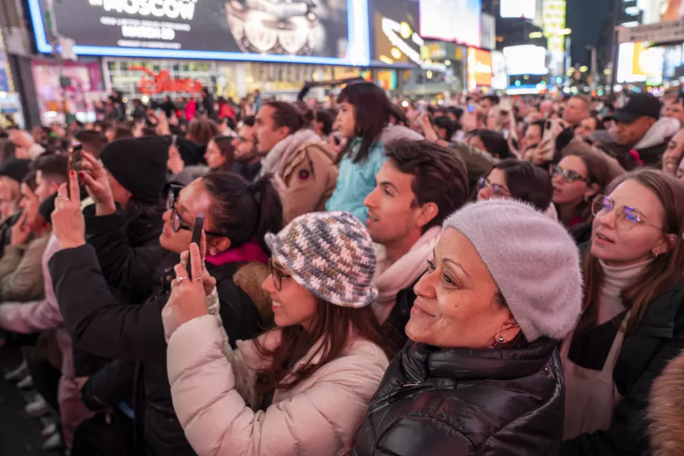 AME2867. NUEVA YORK (ESTADOS UNIDOS), 26/03/2024.- Personas se reúnen para ver la presentación gratuita que ofrece la cantante colombiana Shakira este martes en Times Square, Nueva York (EE.UU.). La cantante colombiana Shakira paralizó hoy Times Square donde convocó a miles de personas, en su mayoría jóvenes de diversos países, a un concierto gratuito para presentar su nuevo disco "Las mujeres ya no lloran", que anunció poco antes del evento a través de sus redes sociales. EFE/Ángel Colmenares
