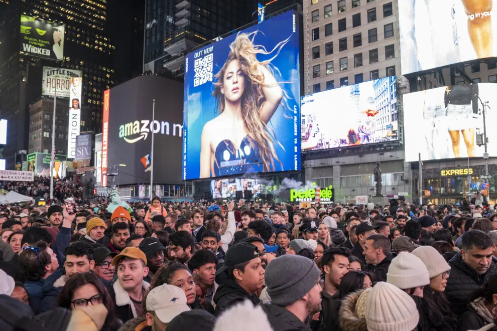-FOTODELDÍA- AME2867. NUEVA YORK (ESTADOS UNIDOS), 26/03/2024.- Personas se reúnen para ver la presentación gratuita que ofrece la cantante colombiana Shakira este martes en Times Square, Nueva York (EE.UU.). La cantante colombiana Shakira paralizó hoy Times Square donde convocó a miles de personas, en su mayoría jóvenes de diversos países, a un concierto gratuito para presentar su nuevo disco "Las mujeres ya no lloran", que anunció poco antes del evento a través de sus redes sociales. EFE/Ángel Colmenares
