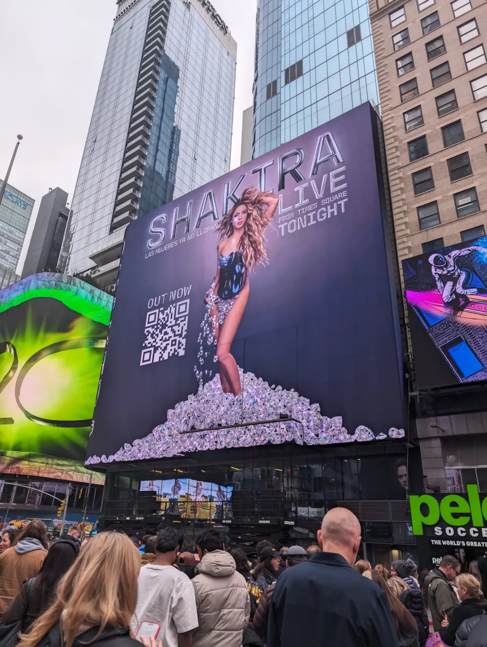 USA3421. NUEVA YORK (NY, EEUU), 26/03/2024.- Personas observan el anuncio del concierto gratuito de Shakira este martes, en el sector turístico de Times Square en Nueva York (EE. UU). La estrella colombiana Shakira ha sorprendido a sus seguidores al anunciar que presentará este martes un concierto gratis en el sector turístico de Times Square en Nueva York para presentar su nuevo disco "Las mujeres a no lloran", que salió esta semana al mercado. "Nueva York, ¡Nos vemos esta noche en Times Square a las 7:15 pm!", escribió la artista en su cuenta de X (antes Twitter). EFE/Sarah Yáñez-Richards