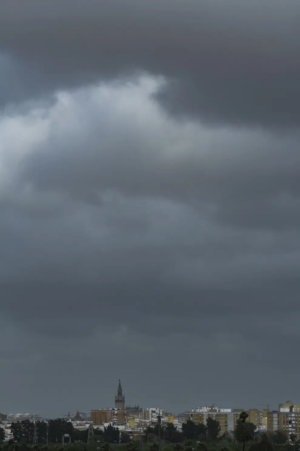 SEVILLA. 28/03/2024. - Vista del cielo sobre el centro de Sevilla esta tarde en plena borrasca 'Nelson', que está azota con fuerza a Andalucía occidental este Jueves Santo. EFE/ Raúl Caro.

