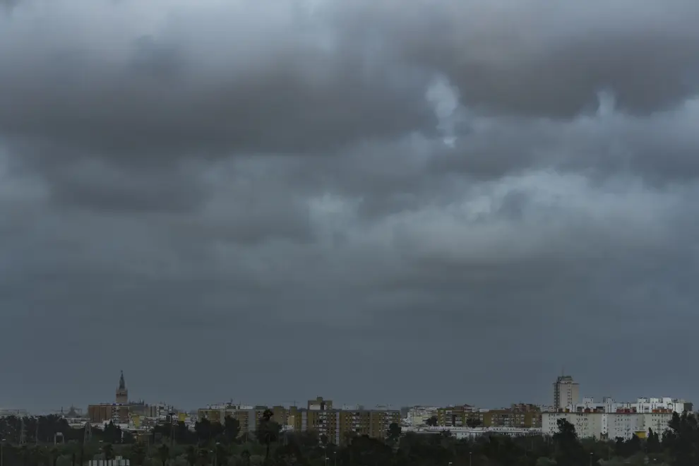 SEVILLA. 28/03/2024. - Vista del cielo sobre el centro de Sevilla esta tarde en plena borrasca 'Nelson', que está azota con fuerza a Andalucía occidental este Jueves Santo. EFE/ Raúl Caro.
