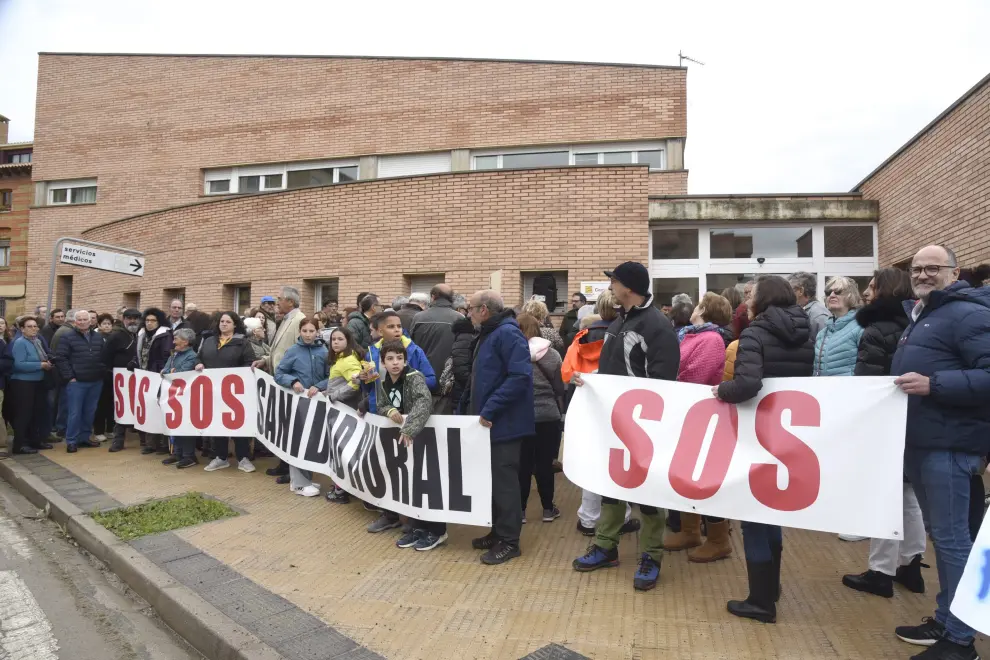 Unas 300 personas procedentes de 10 localidades han protestado a las puertas del centro de salud.
