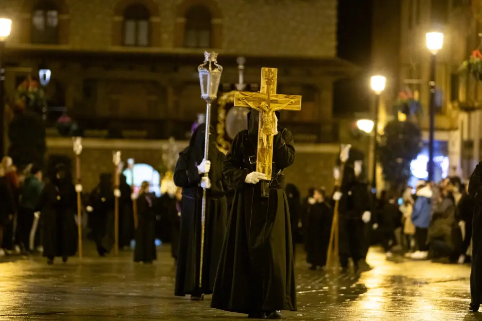 La lluvia recorta a la mitad la procesión de Teruel La Junta de Hermandades ha decidido salir a la calle a pesar del mal tiempo, pero con un trazado abreviado.