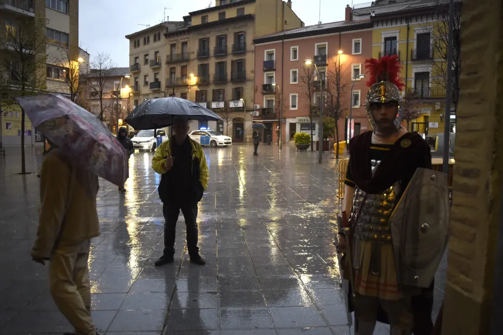 La lluvia frustra también el Santo Entierro de Huesca, que solo ha sacado 4 de las 11 procesiones.