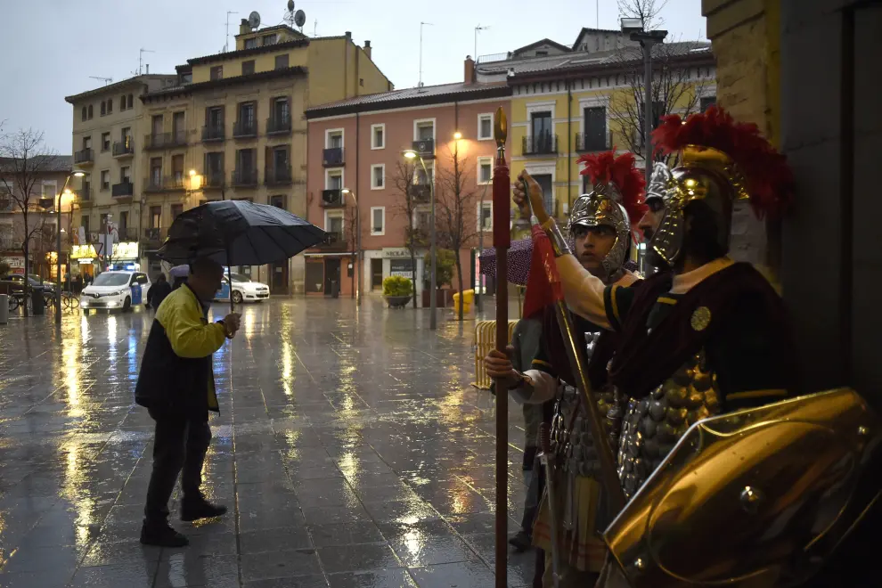 La lluvia frustra también el Santo Entierro de Huesca, que solo ha sacado 4 de las 11 procesiones.