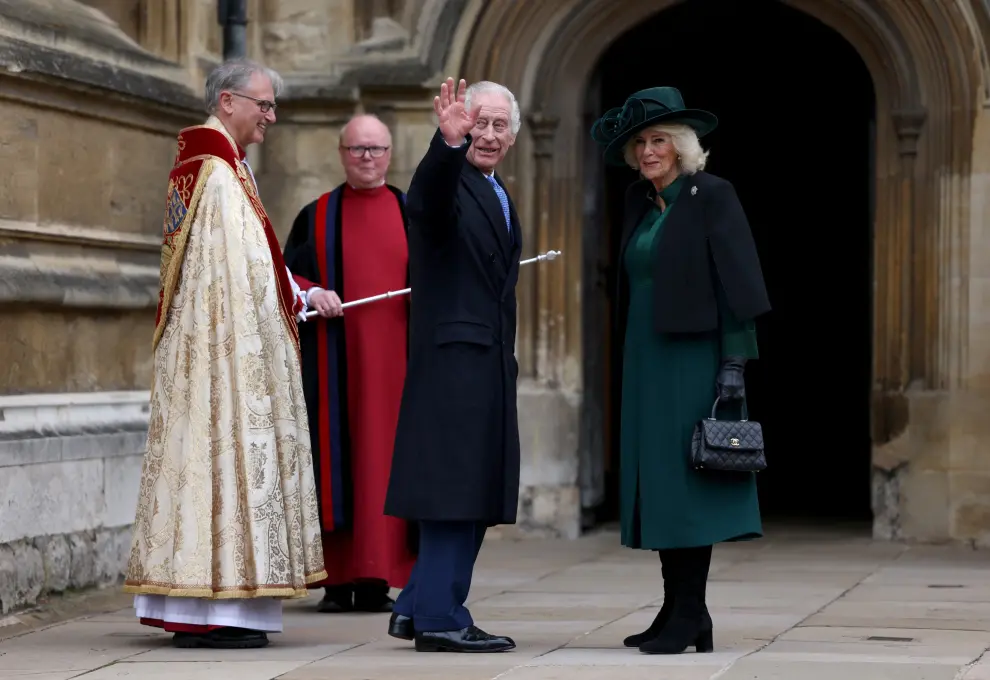 Carlos III de Inglaterra junto a la reina Camila, este domingo.