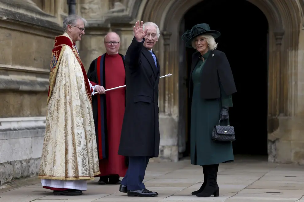 Carlos III de Inglaterra junto a la reina Camila, este domingo.
