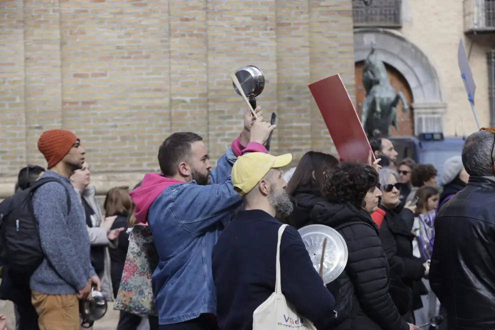 Cacerolada en protesta por los recortes y las cancelaciones en programas y actividades culturales en Zaragoza