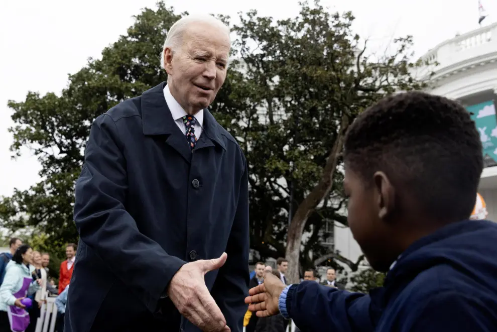 Washington (United States), 01/04/2024.- US President Joe Biden (L) greets a child during the 2024 Easter Egg Roll on the South Lawn of the White House in Washington, DC, USA, 01 April 2024. About forty thousand people were expected to attend the 2024 Easter Egg Roll, which continues the theme of 'EGGucation' and provides a variety of learning activities for children. EFE/EPA/MICHAEL REYNOLDS / POOL
