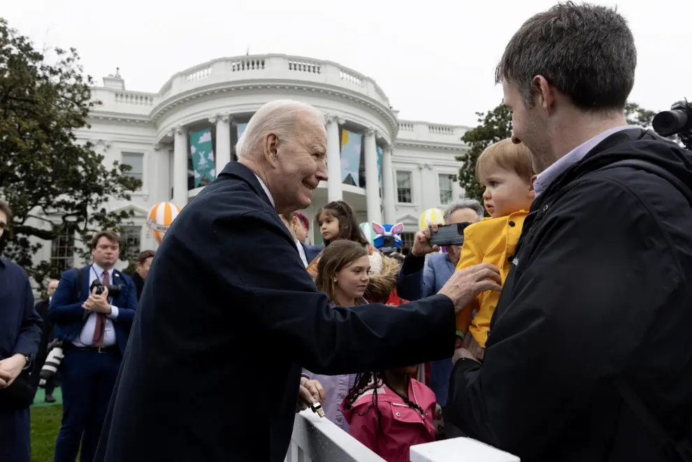 Washington (United States), 01/04/2024.- US President Joe Biden (C-L) greets visitors during the 2024 Easter Egg Roll on the South Lawn of the White House in Washington, DC, USA, 01 April 2024. About forty thousand people were expected to attend the 2024 Easter Egg Roll, which continues the theme of 'EGGucation' and provides a variety of learning activities for children. EFE/EPA/MICHAEL REYNOLDS / POOL
