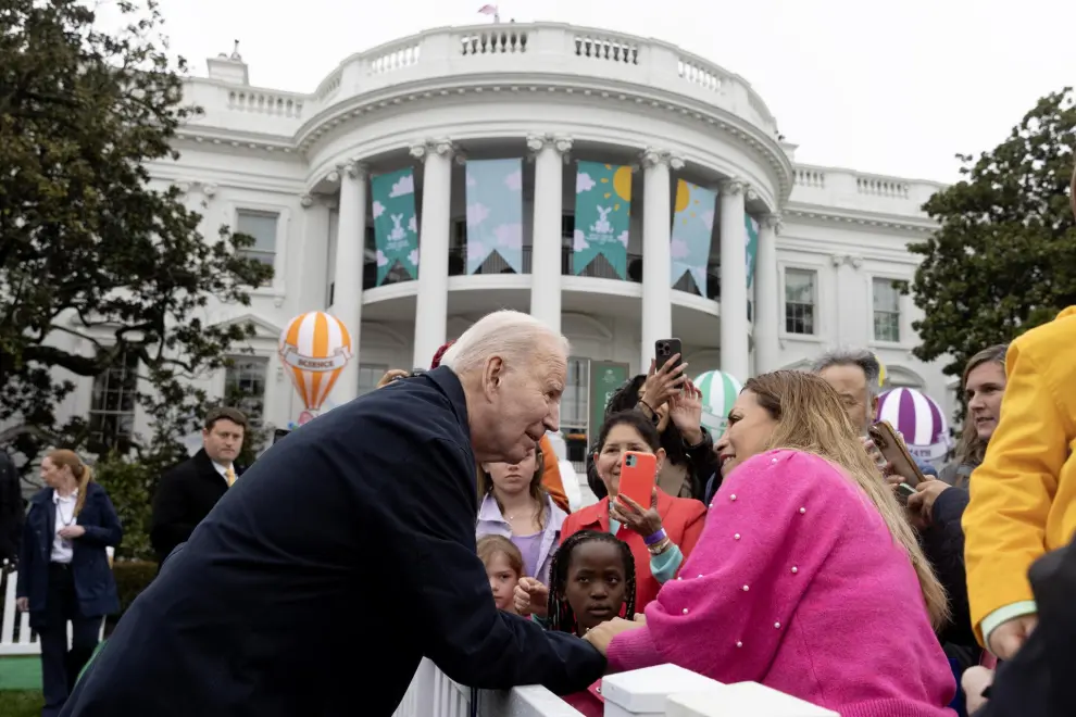 Washington (United States), 01/04/2024.- US President Joe Biden (L) greets people during the 2024 Easter Egg Roll on the South Lawn of the White House in Washington, DC, USA, 01 April 2024. About forty thousand people were expected to attend the 2024 Easter Egg Roll, which continues the theme of 'EGGucation' and provides a variety of learning activities for children. EFE/EPA/MICHAEL REYNOLDS / POOL
