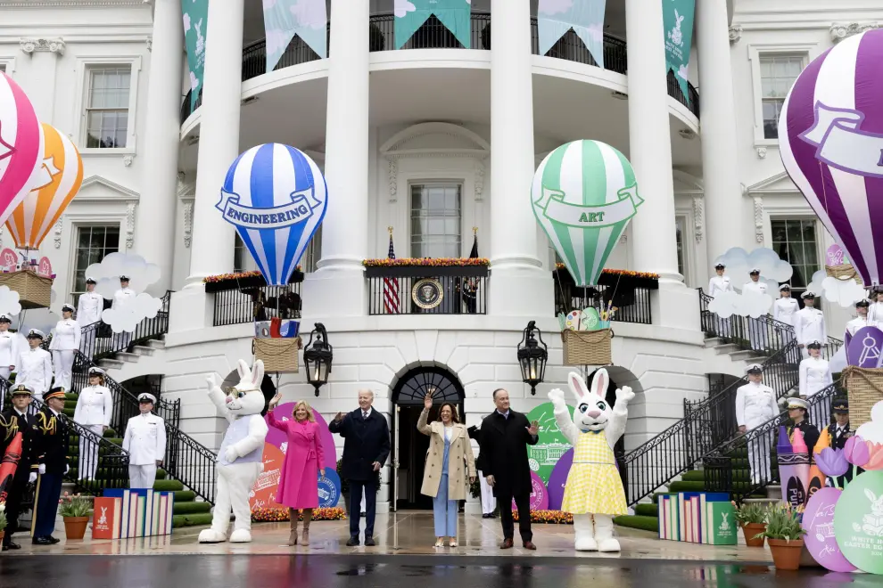 Washington (United States), 01/04/2024.- (L to R) US First Lady Jill Biden, US President Joe Biden, US Vice President Kamala Harris, and her husband Douglas Emhoff stand with Easter bunnies while attending the 2024 Easter Egg Roll on the South Lawn of the White House in Washington, DC, USA, 01 April 2024. About forty thousand people were expected to attend the 2024 Easter Egg Roll, which continues the theme of 'EGGucation' and provides a variety of learning activities for children. EFE/EPA/MICHAEL REYNOLDS / POOL
