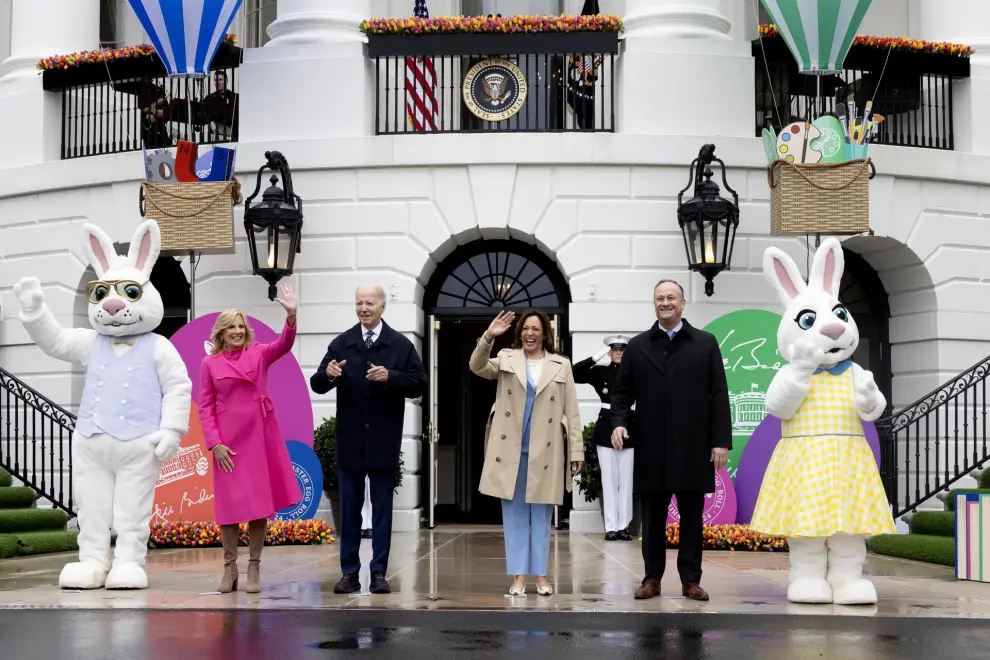 Washington (United States), 01/04/2024.- (L to R) US First Lady Jill Biden, US President Joe Biden, US Vice President Kamala Harris, and her husband Douglas Emhoff stand with Easter bunnies while attending the 2024 Easter Egg Roll on the South Lawn of the White House in Washington, DC, USA, 01 April 2024. About forty thousand people were expected to attend the 2024 Easter Egg Roll, which continues the theme of 'EGGucation' and provides a variety of learning activities for children. EFE/EPA/MICHAEL REYNOLDS / POOL