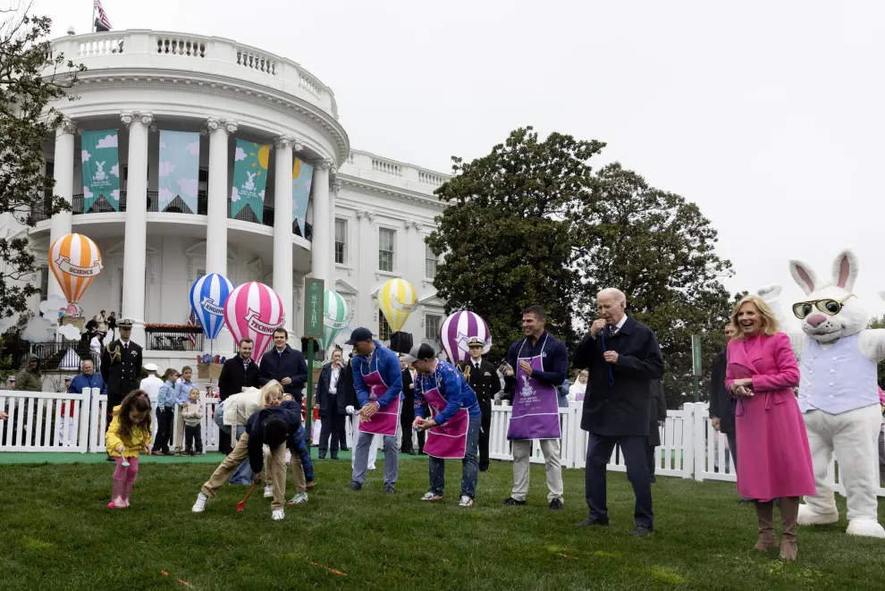 Washington (United States), 01/04/2024.- US President Joe Biden (2-R) blows a whistle to kick off the 2024 Easter Egg Roll, with US First Lady Jill Biden (R) on the South Lawn of the White House in Washington, DC, USA, 01 April 2024. About forty thousand people were expected to attend the 2024 Easter Egg Roll, which continues the theme of 'EGGucation' and provides a variety of learning activities for children. EFE/EPA/MICHAEL REYNOLDS / POOL
